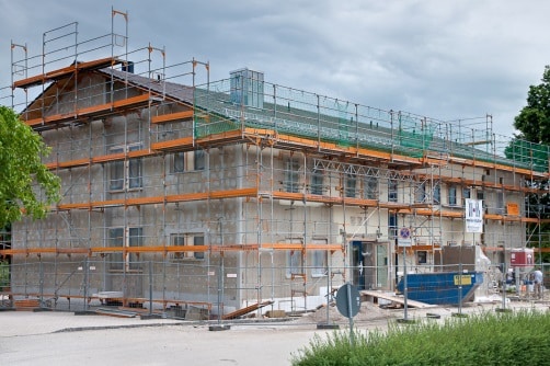 Die Fassadendämmung brachte be-sonders viel, weil hier die meiste Energie verloren ging“, so Schaub. Es wurde ein Wärmedämmverbundsystem auf der Basis von Mineralwolleplatten, d = 20 cm, mit mineralischem Putz und Anstrich verwendet.