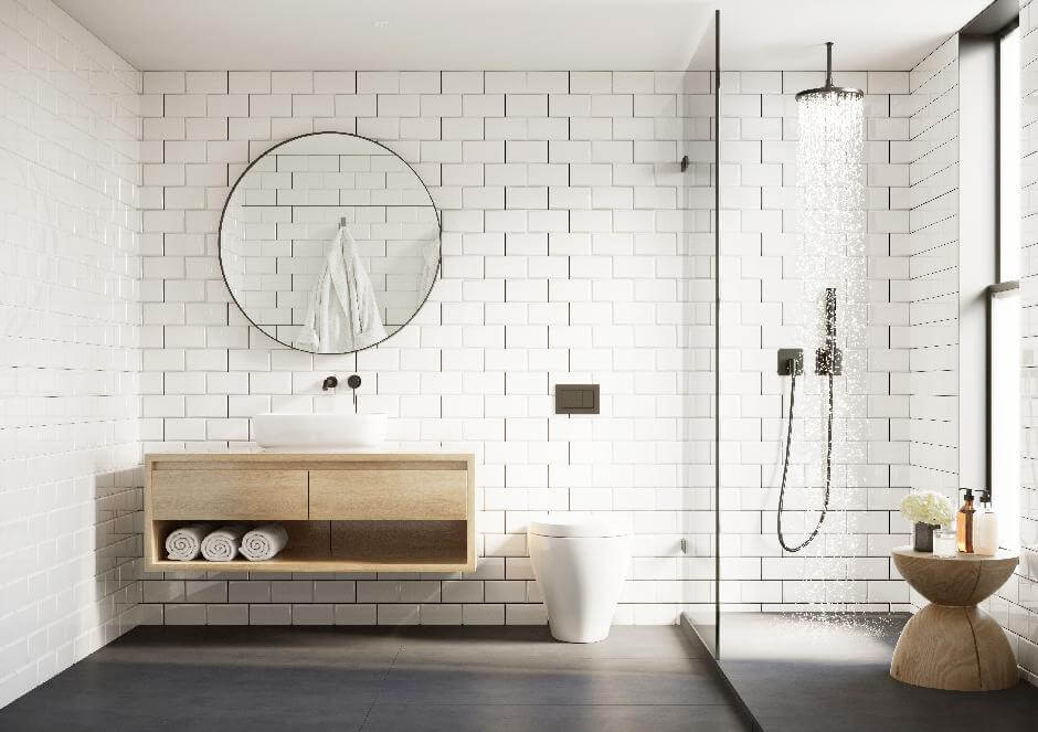 Modernes Badezimmer mit weißen Fliesen, Regendusche mit Spritzschutzscheibe und rundem Spiegel