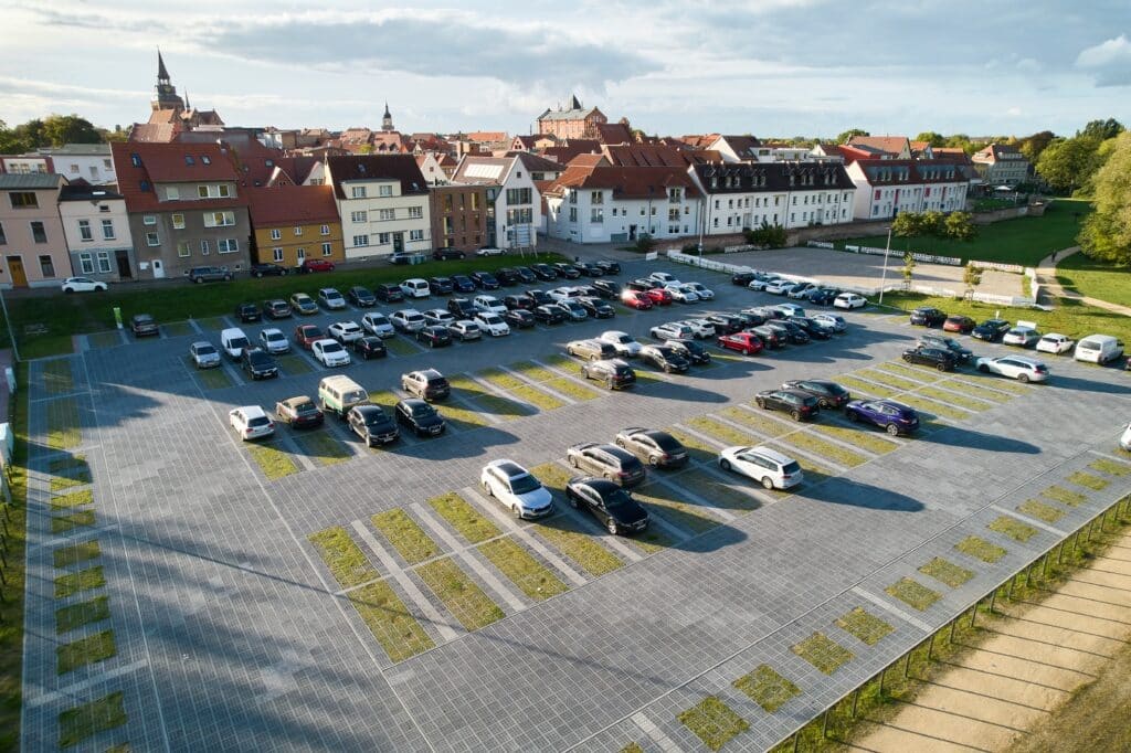 Park- und Festplatz in Güstrow, wo mit TTE Pflaster und TT Grün der Parkplatz strukturiert wurde.