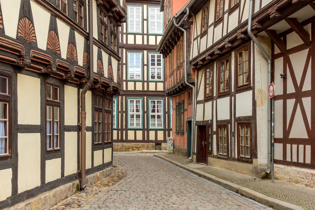 fachwerkhaus und fassadenbegruenung