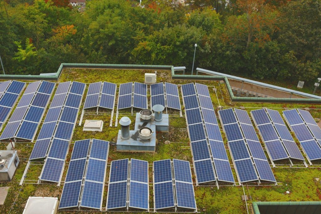 Ost-West-Ausrichtung eines Solar-Gründachs