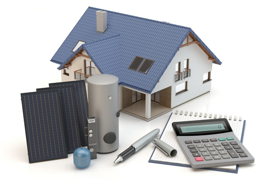 Miniaturhaus mit Solarmodulen, Speicher und Taschenrechner als Symbolgrafik für die Förderungen für Photovoltaik