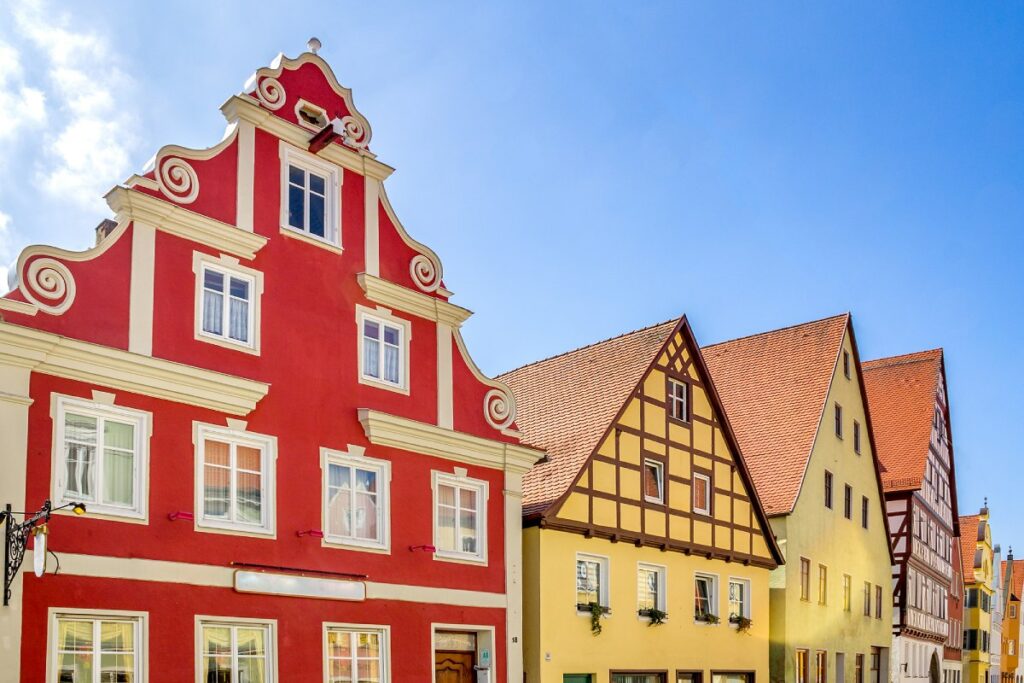 Altstadt. Rotes Haus mit weißen Verzierungen. Daneben gelbes Fachwerkhaus.