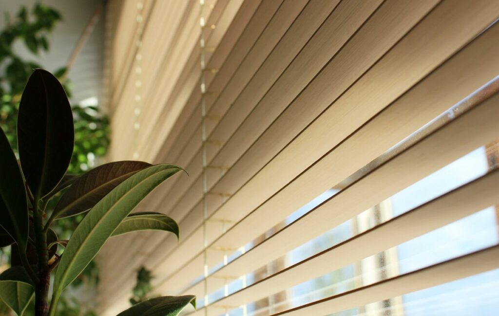 Sonnenschutz für Fenster: Jalousien, Rollladen, Folie? - BAU-Index